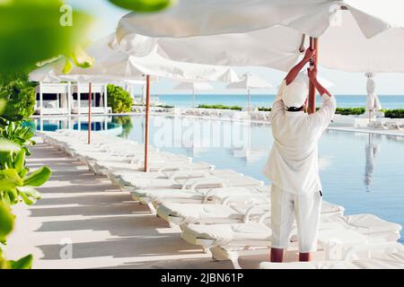 Lits de jour, piscine avec vue sur l'océan au Live Aqua Resort & Spa, un hôtel de luxe tout compris de 371 chambres dans la zone hôtelière de Cancun. Cancun, Mexique. Banque D'Images