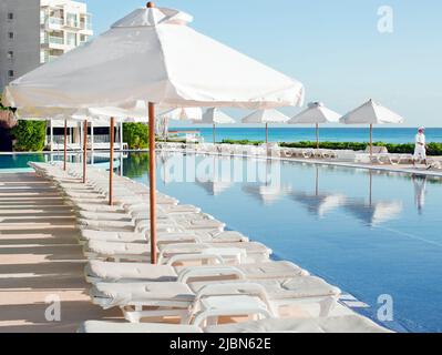 Lits de jour, piscine avec vue sur l'océan au Live Aqua Resort & Spa, un hôtel de luxe tout compris de 371 chambres dans la zone hôtelière de Cancun. Cancun, Mexique. Banque D'Images