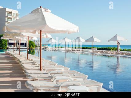 Lits de jour, piscine avec vue sur l'océan au Live Aqua Resort & Spa, un hôtel de luxe tout compris de 371 chambres dans la zone hôtelière de Cancun. Cancun, Mexique. Banque D'Images