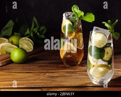 Thé glacé rafraîchissant au citron, au citron vert et à la menthe poivrée. Copier l'espace. Banque D'Images