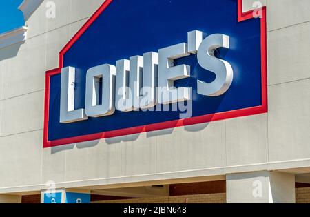 La marque et le logo de la façade du magasin Lowe's Home Improvement sont en trois dimensions, lettres blanches sur fond bleu foncé en plein soleil. Banque D'Images