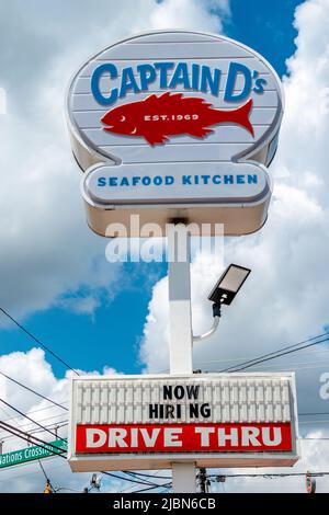 Captain d's en plein air, publicité de rue libre en rouge, blanc et bleu contre un ciel bleu avec des nuages blancs et bouffis dans le sud de Charlotte, en Caroline du Nord. Banque D'Images