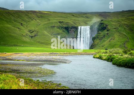 Paysage de cascade de Skogafoss dans le sud de l'Islande Banque D'Images