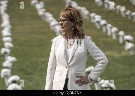 Washington, États-Unis. 07th juin 2022. L'ancien représentant de l'Arizona Gabby Giffords pose au Mémorial de la violence armée pour honorer les 45 000 morts perdues suite à la violence armée en 2020 et pour appeler à l'action face à cette crise de santé publique qui s'aggrave dans le centre commercial national de Washington, DC mardi, 7 juin 2022. Depuis le dernier mémorial, cette épidémie s'est aggravée, avec 5 000 000 personnes supplémentaires mourant chaque année de la violence par les armes à feu dans notre pays. Photo de Ken Cedeno/UPI crédit: UPI/Alay Live News Banque D'Images