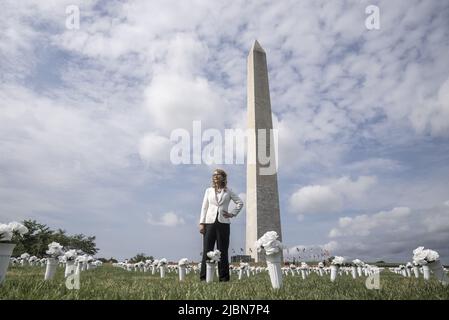 Washington, États-Unis. 07th juin 2022. L'ancien représentant de l'Arizona Gabby Giffords pose au Mémorial de la violence armée pour honorer les 45 000 morts perdues suite à la violence armée en 2020 et pour appeler à l'action face à cette crise de santé publique qui s'aggrave dans le centre commercial national de Washington, DC mardi, 7 juin 2022. Depuis le dernier mémorial, cette épidémie s'est aggravée, avec 5 000 000 personnes supplémentaires mourant chaque année de la violence par les armes à feu dans notre pays. Photo de Ken Cedeno/UPI crédit: UPI/Alay Live News Banque D'Images