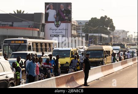 Kinshasa. 07 juin 2022, illustration prise du convoi entre l'aéroport et le centre de Kinshasa après l'accueil officiel à n'Djili, aéroport international de Kinshasa, lors d'une visite officielle du couple royal belge en République démocratique du Congo, mardi 07 juin 2022, à Kinshasa. Le roi et la reine de Belgique visiteront Kinshasa, Lubumbashi et Bukavu de 7 juin à 13 juin. BELGA PHOTO POOL BENOIT DOPPAGNE Banque D'Images