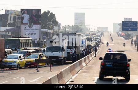 Kinshasa. 07 juin 2022, illustration prise du convoi entre l'aéroport et le centre de Kinshasa après l'accueil officiel à n'Djili, aéroport international de Kinshasa, lors d'une visite officielle du couple royal belge en République démocratique du Congo, mardi 07 juin 2022, à Kinshasa. Le roi et la reine de Belgique visiteront Kinshasa, Lubumbashi et Bukavu de 7 juin à 13 juin. BELGA PHOTO POOL BENOIT DOPPAGNE Banque D'Images