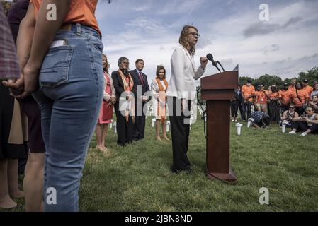 Washington, États-Unis. 07th juin 2022. L'ancien représentant de l'Arizona Gabby Giffords s'exprime au Mémorial de la violence des armes à feu pour honorer les 45 000 morts perdues suite à la violence des armes à feu en 2020 et pour appeler à l'action face à l'aggravation de la crise de santé publique dans le National Mall de Washington, DC mardi, 7 juin 2022. Depuis le dernier mémorial, cette épidémie s'est aggravée, avec 5 000 000 personnes supplémentaires mourant chaque année de la violence par les armes à feu dans notre pays. Photo de Ken Cedeno/UPI crédit: UPI/Alay Live News Banque D'Images