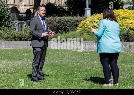 Westminster, Londres, Royaume-Uni. 07th juin 2022. Douglas Ross, Parti conservateur, chef du Parti conservateur d'Écosse qui a précédemment demandé la démission de Boris Johnson. Député de Moray. Des politiciens et des commentateurs sont interviewés sur College Green à Westminster pour donner leurs réactions au vote de confiance d'hier à l'égard du PM et de la situation politique générale. Credit: Imagetraceur/Alamy Live News Banque D'Images