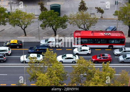 Bus électrique de batterie dans la circulation. Santiago, Chili Banque D'Images