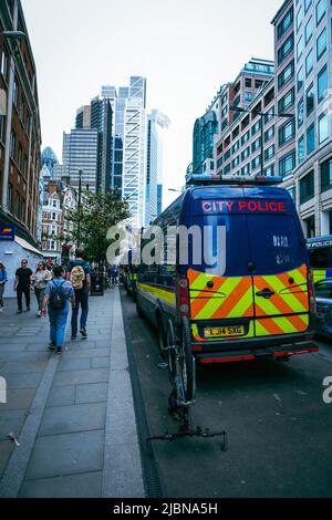 Une camionnette de police se trouve sur la route près de la tour Heron à Londres. Banque D'Images