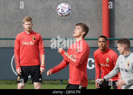 Tubize, Belgique, 07 juin 2022, Charles de Ketelaere de Belgique et Youri Tielemans de Belgique photographiés lors d'une session de formation de l'équipe nationale belge, les Red Devils, mardi 07 juin 2022 à Tubize, lors des préparatifs des prochains matchs de la Ligue des Nations de l'UEFA. BELGA PHOTO BRUNO FAHY Banque D'Images