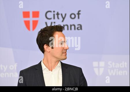 Vienne, Autriche. 7th juin 2022. Briefing du maire sur les médias classement de la transparence des 80 villes et municipalités autrichiennes les plus peuplées. L'image montre Christoph Wiederkehr - Conseiller municipal exécutif pour l'éducation, la jeunesse, l'intégration et la transparence (NEOS) Banque D'Images