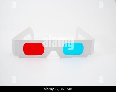 Lunettes en papier rouge et bleu pour visionner 3D films et images. Isolé sur fond blanc. Banque D'Images