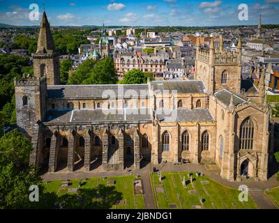 Vue aérienne depuis le drone de l'abbaye de Dunfermline à Dunfermline, Fife, Écosse Banque D'Images