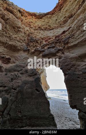 Vue de l'intérieur de la formation géologique d'algar - Plage de Praia dos Tres Castelos. Portimao-Portugal-293 Banque D'Images