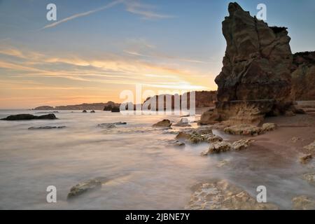 Coucher de soleil sur Praia do Amado Beach - image longue exposition. Portimao-Portugal-300 Banque D'Images