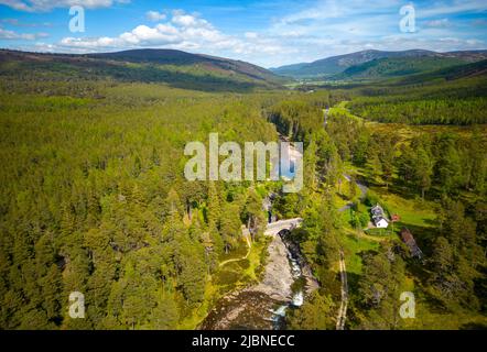 Vue aérienne de la rivière Dee à Linn of Dee dans Dee Valley, Braemar, Aberdeenshire, Écosse, Royaume-Uni Banque D'Images