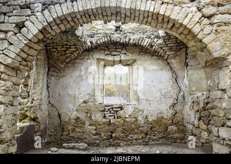 Ruines d'un ancien temple chrétien. Plafond réduit. Maçonnerie, salle avec voûtes voûtées. Fenêtre sans cadre. Rashkov, Moldavie. Gros plan. Sélection Banque D'Images