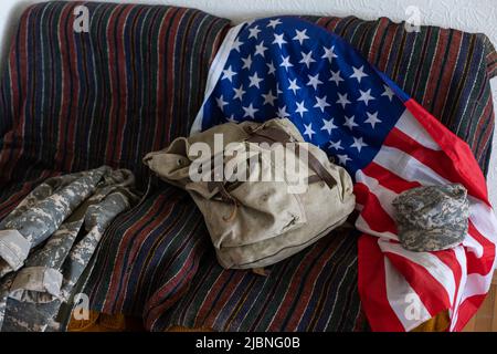 Memorial Day, sac à dos militaire avec drapeau américain. Banque D'Images