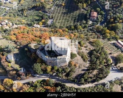 Château fortifié médiéval sur une colline et vue sur les collines en Toscane, Italie en automne Banque D'Images