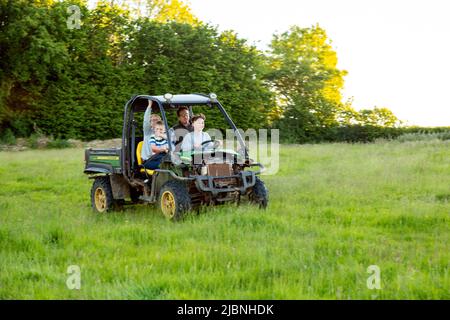 Famille conduisant un VTT près de High Bickington, Devon, Angleterre, Royaume-Uni. Banque D'Images