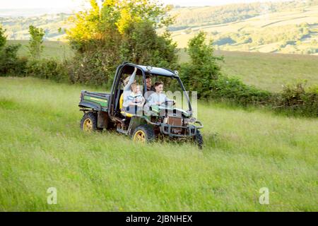 Famille conduisant un VTT près de High Bickington, Devon, Angleterre, Royaume-Uni. Banque D'Images