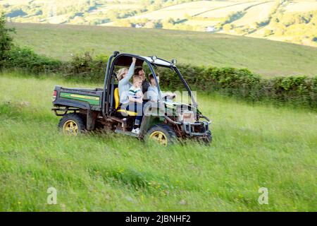 Famille conduisant un VTT près de High Bickington, Devon, Angleterre, Royaume-Uni. Banque D'Images