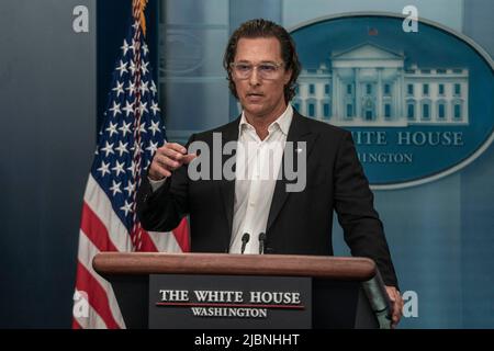 Washington, DC, 7 juin 2022. Matthew McConaughey, natif d'Uvalde, Texas, parle de violence par armes à feu lors d'une conférence de presse dans la salle de presse de James S. Brady à la Maison Blanche à Washington, DC mardi, 7 juin 2022. Photo de Ken Cedeno/Pool/ABACAPRESS.COM Banque D'Images