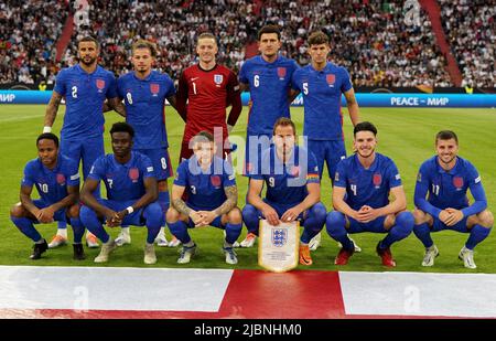 L'équipe d'Angleterre, rangée arrière, de gauche à droite, Kyle Walker, Kalvin Phillips, Jordan Pickford, Harry Maguire et John Stones. Rangée avant, de gauche à droite, Raheem Sterling, Bukayo Saka, Kieran Trippier, Harry Kane, Declan Rice et Mason Mount se sont alignés avant le match de l'UEFA Nations League à l'Allianz Arena de Munich, en Allemagne. Date de la photo: Mardi 7 juin 2022. Banque D'Images