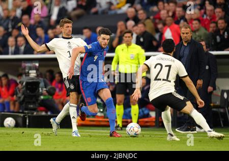 Declan Rice (au centre) en action avec Thomas Muller (à gauche) et Ilkay Gundogan, directeur allemand Hansi Flick (à droite), se penche sur le match de la Ligue des Nations de l'UEFA à l'Allianz Arena de Munich, en Allemagne. Date de la photo: Mardi 7 juin 2022. Banque D'Images