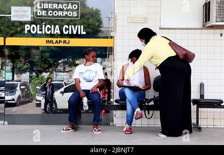 7 juin 2022, Rio de Janeiro, Rio de Janeiro, Brésil: (INT) Homme abattu par la police essayant de briser le combat à Rio de Janeiro. 7 juin 2022, Rio de Janeiro, Brésil: Les parents de Reginaldo Avelar Porto arrivent à l'IML pour la reconnaissance de corps, mardi (7). Résidant dans la communauté de Queto, dans le nord de Rio de Janeiro, Reginaldo, un aidant âgé au chômage, a été tué par balle par un officier de police militaire, lundi (6), près d'une station de lavage de voiture où il travaillait. Des témoins ont déclaré qu'il essayait de briser un combat entre deux chauffeurs de taxi de moto, avec un policier, lorsqu'il a été tiré Banque D'Images