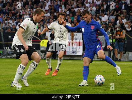 Mason Mount (à droite) en action avec Lukas Klostermann (à gauche) et Jonas Hofmann lors du match de la Ligue des Nations de l'UEFA à l'Allianz Arena de Munich, en Allemagne. Date de la photo: Mardi 7 juin 2022. Banque D'Images