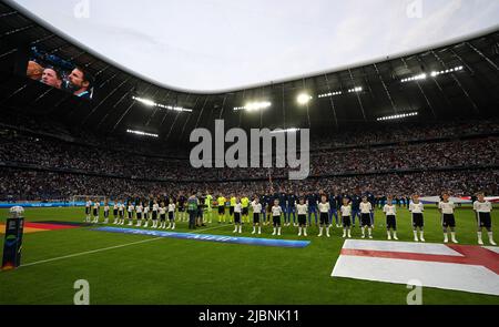 Les joueurs d'Allemagne et d'Angleterre se font la queue avant le match de l'UEFA Nations League à l'Allianz Arena de Munich, en Allemagne. Date de la photo: Mardi 7 juin 2022. Banque D'Images