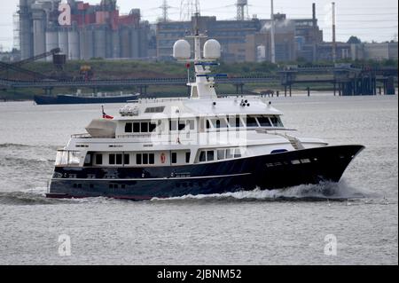 07/06/2022 Gravesend UK A2 est un magnifique yacht de 20 millions de dollars US 41m (139ft) appartenant à la famille Lindermann et a été lancé en 1983. Le classique Banque D'Images