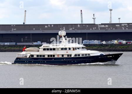 07/06/2022 Gravesend UK A2 est un magnifique yacht de 20 millions de dollars US 41m (139ft) appartenant à la famille Lindermann et a été lancé en 1983. Le classique Banque D'Images