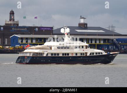 07/06/2022 Gravesend UK A2 est un magnifique yacht de 20 millions de dollars US 41m (139ft) appartenant à la famille Lindermann et a été lancé en 1983. Le classique Banque D'Images