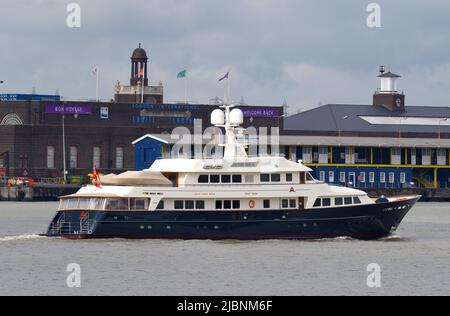 07/06/2022 Gravesend UK A2 est un magnifique yacht de 20 millions de dollars US 41m (139ft) appartenant à la famille Lindermann et a été lancé en 1983. Le classique Banque D'Images