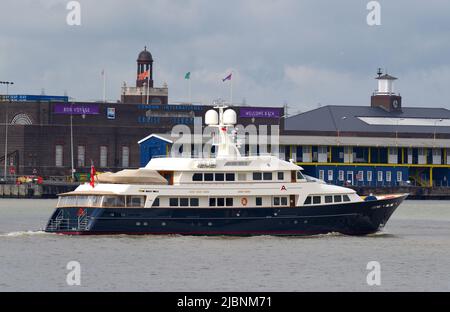 07/06/2022 Gravesend UK A2 est un magnifique yacht de 20 millions de dollars US 41m (139ft) appartenant à la famille Lindermann et a été lancé en 1983. Le classique Banque D'Images