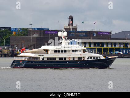 07/06/2022 Gravesend UK A2 est un magnifique yacht de 20 millions de dollars US 41m (139ft) appartenant à la famille Lindermann et a été lancé en 1983. Le classique Banque D'Images