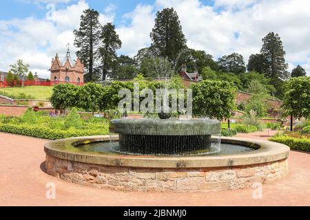 Fontaine ornementale dans le jardin clos, Dumfries House, Cumnock, Ayrshire, Écosse, ROYAUME-UNI Banque D'Images