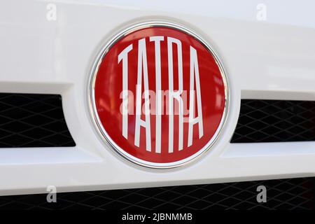 Koprivnice, République Tchèque, Tchéquie - 5 juin 2022: Tatra Trucks - logo et marque du constructeur automobile. Détail du véhicule. Banque D'Images