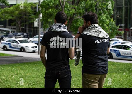 Deux manifestants vus portant des tee-shirts « Free Palestine » surplombent des dizaines de véhicules de police pendant la manifestation. Des centaines de personnes se sont rassemblées sur la place Dorchester pour protester contre l'occupation israélienne de la Palestine, pour brandiser des drapeaux et pour demander justice à Shireen Abu Akleh, la journaliste assassine d'Al-Jazira, les attaques lors de ses funérailles, les violences d'Al-Aqsa à Jérusalem et l'expulsion de familles palestiniennes du quartier de Sheikh-Jarrah. Criant « Stand with Palestiniens in Jerusalem », « Jérusalem appartient aux Palestiniens », « nous sommes Al Aqsa » et « nous ne vous laisserons jamais mourir », les manifestants se sont opposés à la montée Banque D'Images