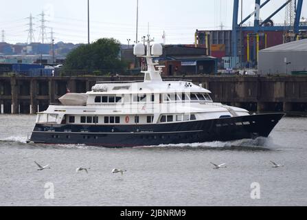 07/06/2022 Gravesend UK A2 est un magnifique yacht de 20 millions de dollars US 41m (139ft) appartenant à la famille Lindermann et a été lancé en 1983. Le classique Banque D'Images