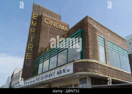 Le cinéma Dreamland de Margate a été rebaptisé Empire pour le tournage du nouveau film de Sam Mendes, Empire of Light, tourné sur place dans la ville côtière avec une troupe de stars, notamment Colin Firth, Olivia Colman et Tanya Moodie. Comme le film est mis en place en 1980, les films annoncés sur le palissade des cinémas sont l'éléphant Man et de neuf à cinq. Anna Watson/Alamy Banque D'Images