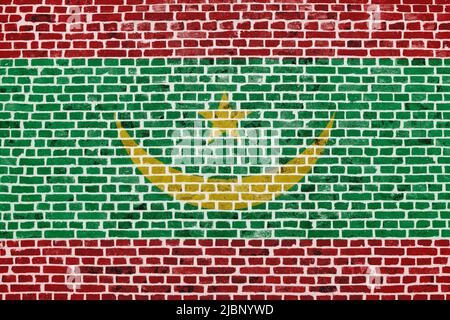 Gros plan sur un mur de briques avec le drapeau de la Mauritanie peint dessus. Banque D'Images
