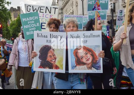 Londres, Royaume-Uni. 7th juin 2022. Les manifestants défilant à Westminster. Des manifestants ont défilé à travers Londres pour protester contre la violence à l'égard des femmes et pour honorer Nicole Smallman et Bibaa Henry, deux sœurs assassinées en 2020. L'affaire a suscité davantage d'indignation lorsqu'il est apparu que deux policiers avaient pris des selfies avec leur corps. Les manifestants ont défilé du Fryent Country Park, où les deux femmes ont été assassinées, vers New Scotland Yard. Credit: Vuk Valcic/Alamy Live News Banque D'Images