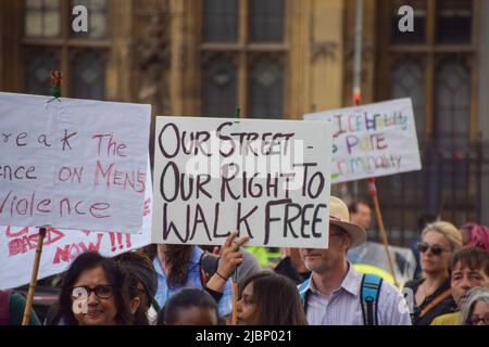 Londres, Royaume-Uni. 7th juin 2022. Les manifestants défilant à Westminster. Des manifestants ont défilé à travers Londres pour protester contre la violence à l'égard des femmes et pour honorer Nicole Smallman et Bibaa Henry, deux sœurs assassinées en 2020. L'affaire a suscité davantage d'indignation lorsqu'il est apparu que deux policiers avaient pris des selfies avec leur corps. Les manifestants ont défilé du Fryent Country Park, où les deux femmes ont été assassinées, vers New Scotland Yard. Credit: Vuk Valcic/Alamy Live News Banque D'Images