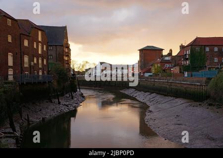 Soleil s'infiltrant dans un ciel couvert au-dessus de South Quay par la rivière Haven (Witham) à marée basse dans le Lincolnshire de Boston Banque D'Images