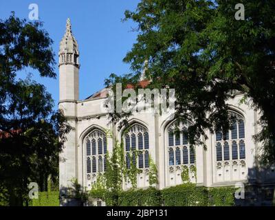 Bâtiment en pierre de style gothique couvert d'ivy, à l'Université de Chicago Banque D'Images